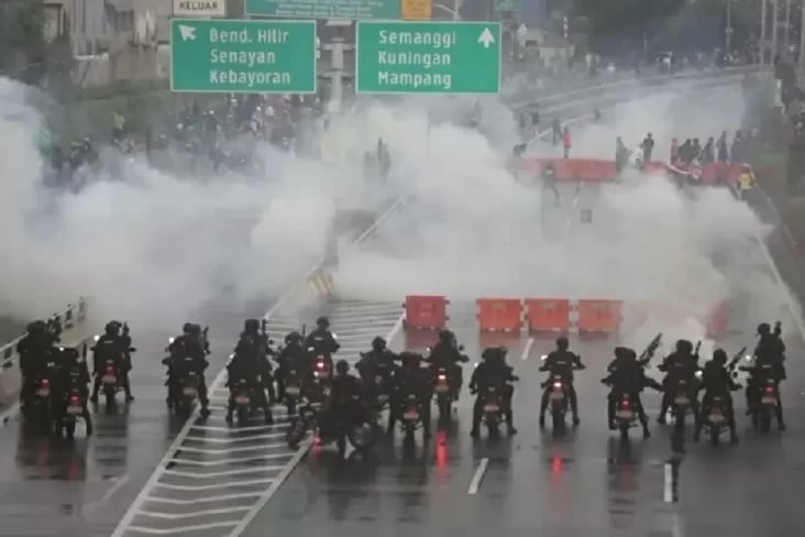  Rakyat vs Aparat? Boni Hargens Angkat Bicara!