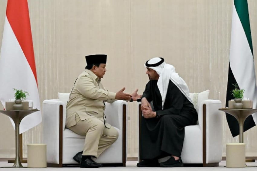 Inforakyat.id - Presiden Prabowo Subianto baru saja melakukan pertemuan penting dengan Presiden Uni Emirat Arab (UEA), Mohammed bin Zayed Al Nahyan (MBZ), di Abu Dhabi. Pertemuan yang berlangsung di Presidential Flight ini membahas berbagai isu krusial, mulai dari dinamika geopolitik terkini hingga penguatan hubungan bilateral antara kedua negara.